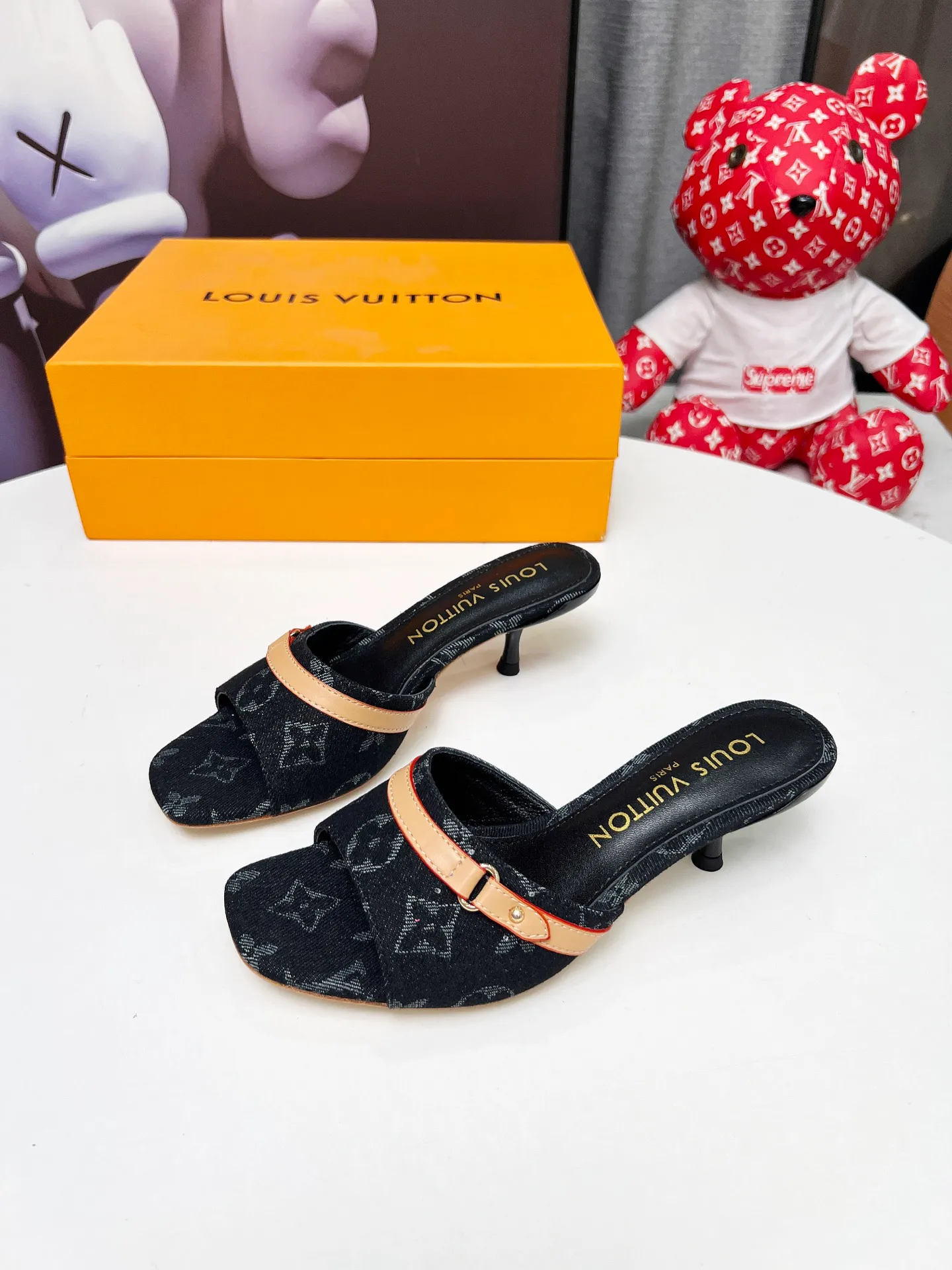 👟👟Ex-factory price 440👟👟 LV new denim kitten heel slippers 2025 summer must-have for goddesses, original replica, super comfortable on the feet. Show off the queen's temperament, the heel height is 5.5CM, which shows your temperament without being tiring. Standard code: 35-42 (41 and 42 codes are customized, non-returnable and non-exchangeable)